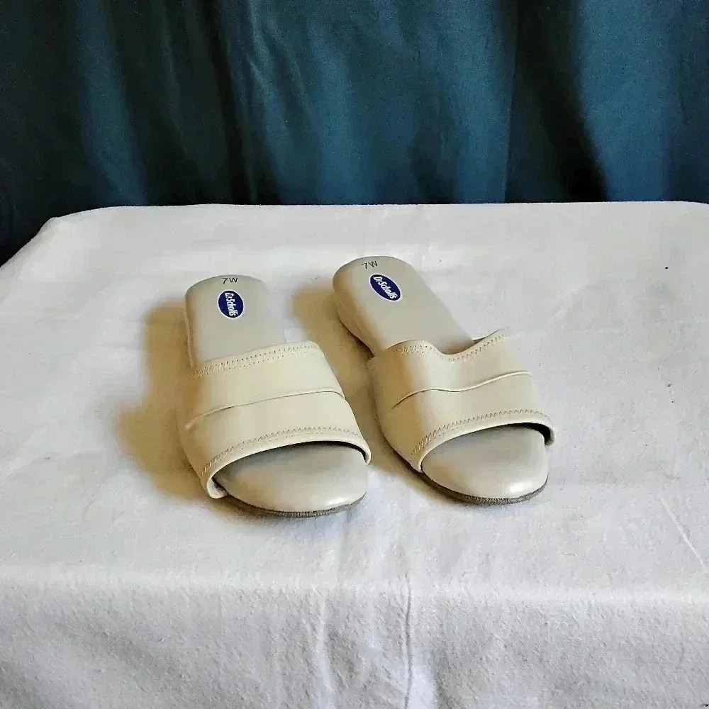 Dr. SCHOLLS SANDALS NWOT  7